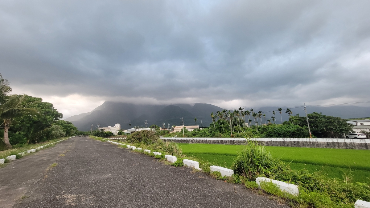 Miejsce realizcji nagrania. Tym razem to... Miasto Hualian na wschodnim wybrzeżu Tajwanu. Widok na góry, których szczyty zwykle z biegiem dnia pokrywają się chmurami.